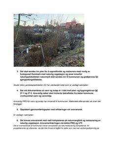 Fotografi av et naturområde med vegetasjon, trær og en hekk i forgrunnen, med bygninger i bakgrunnen.