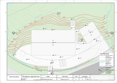 Situasjonsplan som viser bygningens plassering i forhold til terrenget, eksisterende og nye kotehøyder, vanndrag og grenselinjer.