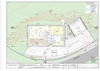 Etasjeplan (andre etasje) som viser romfordeling, høyder og bygningens plassering i forhold til terrenget.