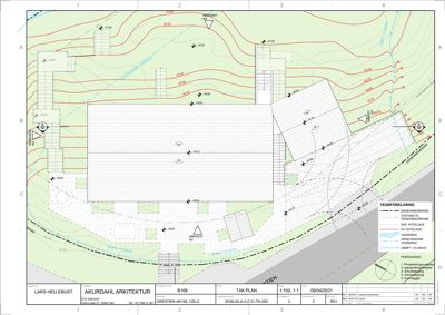 Situasjonsplan som viser tomtens terrengform (konturlinjer), eksisterende og nye bygg, vannledninger, ferdiggraving og andre arealbruksrelaterte elementer.