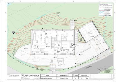 Situasjonsplan som viser bygningens plassering i forhold til eiendoms- og servitutmålgrenser, terrengform (konturlinjer), vanndrag og orientering.