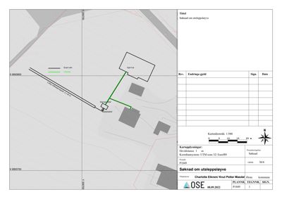 Situasjonsplan som viser et nytt hus, en grøft og en eksisterende vei i forhold til nabolaget.