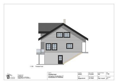 Fasadetegning (opprikk) av bygningens østside med detaljer om vinduer, tak og inngang.