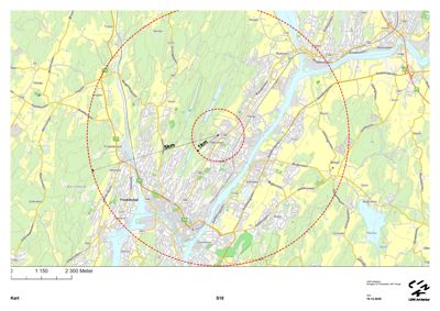 Et kart som viser et geografisk område med byer, veier og terrengformetning. Det er tegnet inn to røde sirkler (1 km og 5 km radius) rundt et punkt for å illustrere avstand eller rekkevidde.