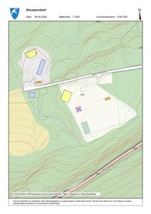 Situasjonskart som viser tomtens beliggenhet, høydeforhold (konturlinjer), eksisterende veier og plassering av bygninger.
