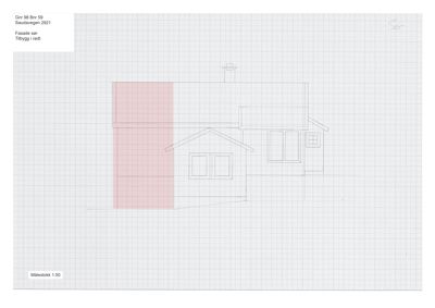 Fasadetegning som viser en bygning sett fra siden, med en rosa markering for tilbygg.