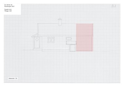 Fasadetegning av en bygning sett fra nord, med angitt eksisterende deler og et tilbygg i rødt.