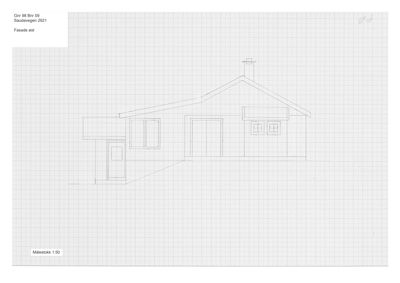 Fasadetegning (opprikk) av en enebolig sett fra øst (est). Tegningen viser takform, vinduer, dører og en skorstein.