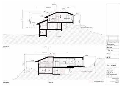 Tegning som viser tverrsnitt (snitt) gjennom en hytte, med romfordeling, høyder og konstruksjonsdetaljer.