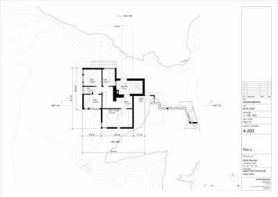 Etasjeplan (Plan 1) for en hytte, som viser romfordeling, dimensjoner og snittlinjer.