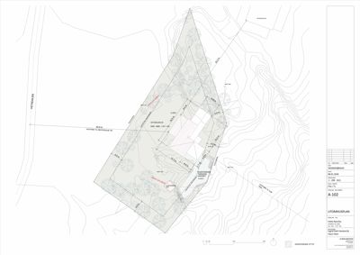 Situasjonsplan (tomteplan) som viser bygningens plassering på tomten i forhold til nabogranser, høydemål og terrengform.