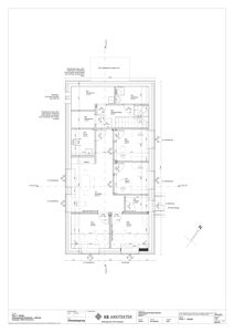 Etasjeplan (Plan 1. etasje) som viser romfordeling, dører, vinduer og mål for et hus.