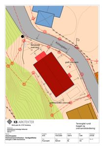 Situasjonsplan som viser bygningens plassering i forhold til terrenget, vannløp (Kirkegaten), og overvannshåndtering.