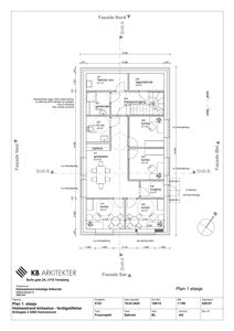 Etasjeplan (Plan 1. etasje) som viser romfordeling, dimensjoner og fasader for en bygning.