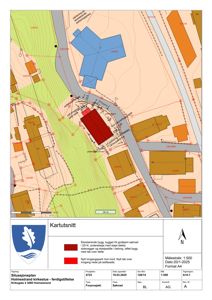 Situasjonsplan som viser tomt, eksisterende bygg, nybygg (rødt), veier, høydemålinger og omgivelsene for Holmestrand kirkestue.