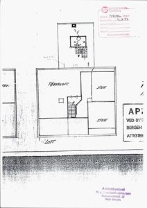 Etasjeplan for et tørkeloft med romfordeling (stue, kjøkken, bad) og trapp opp.