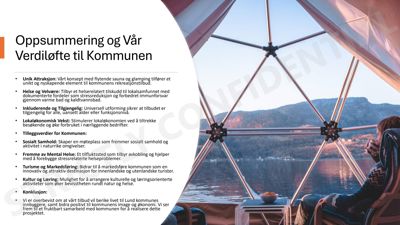 Fotografi av en person som sitter i en glamping-teltstruktur med utsikt over vann og fjell.