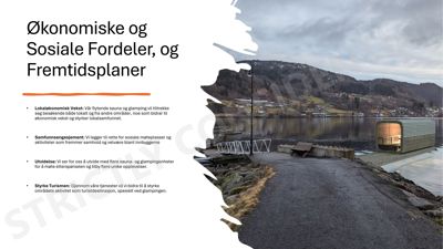 Fotografi av en eksisterende bygning (en liten hytte eller container) plassert ved en kai eller brygge i et kystlandskap.