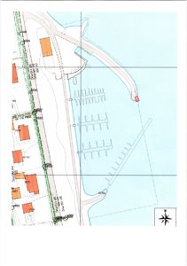 Situasjonsplan som viser tomt, vei, nabobebyggelse og havneanlegg med høydemål.