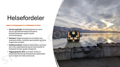 Fotografi av en utendørs badstue eller sauna plassert på en kai ved vannet, med fjell i bakgrunnen.