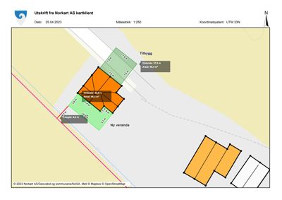 Situasjonsplan som viser en bygning (Tilbygg) og en ny veranda på en tomt, med angitte mål og arealer.