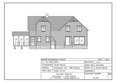 Fasadetegning som viser bygningens utseende sett fra øst, inkludert takform, vinduer, dører og materialer.