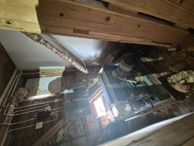 Fotografi av teknisk utstyr (pumper og rør) i et underlag eller kelderrom.