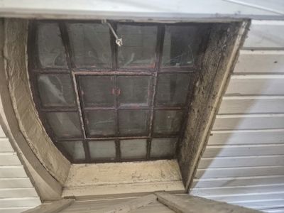 Fotografi av en vindusramme sett fra innsiden, med fokus på glasset og rammen.