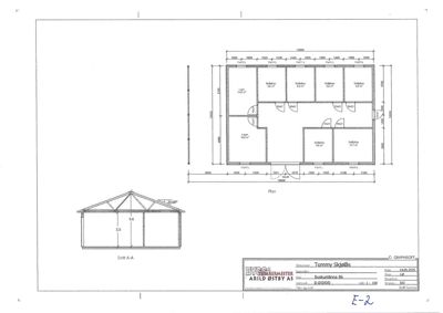 En tegning som viser etasjeplan (Plan) og et snitt (Snitt A-A) av en bygning.