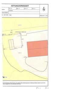 Situasjonskart som viser eiendomsgrenser, tomtens form, naboeiendommer (240/7 og 189/3), og mål på avstander til grenser.