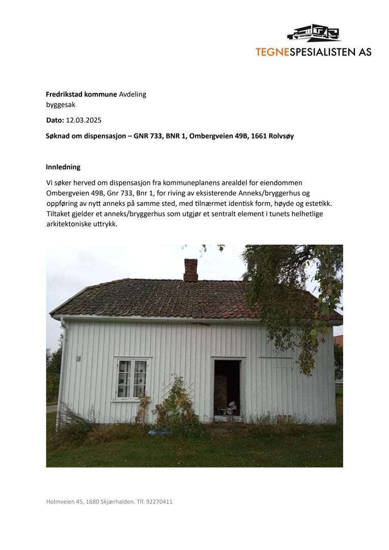 Fotografi av en eksisterende hvit, tømmerhytte med tak og røykpipe.