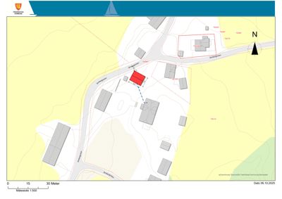 Situasjonsplan som viser tomt, bygninger, veier og høydeforhold.