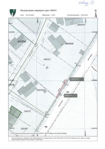 Situasjonsplan som viser plassering av en støyskjerm i forhold til eiendommer, veier (Jølervegen) og topografi.