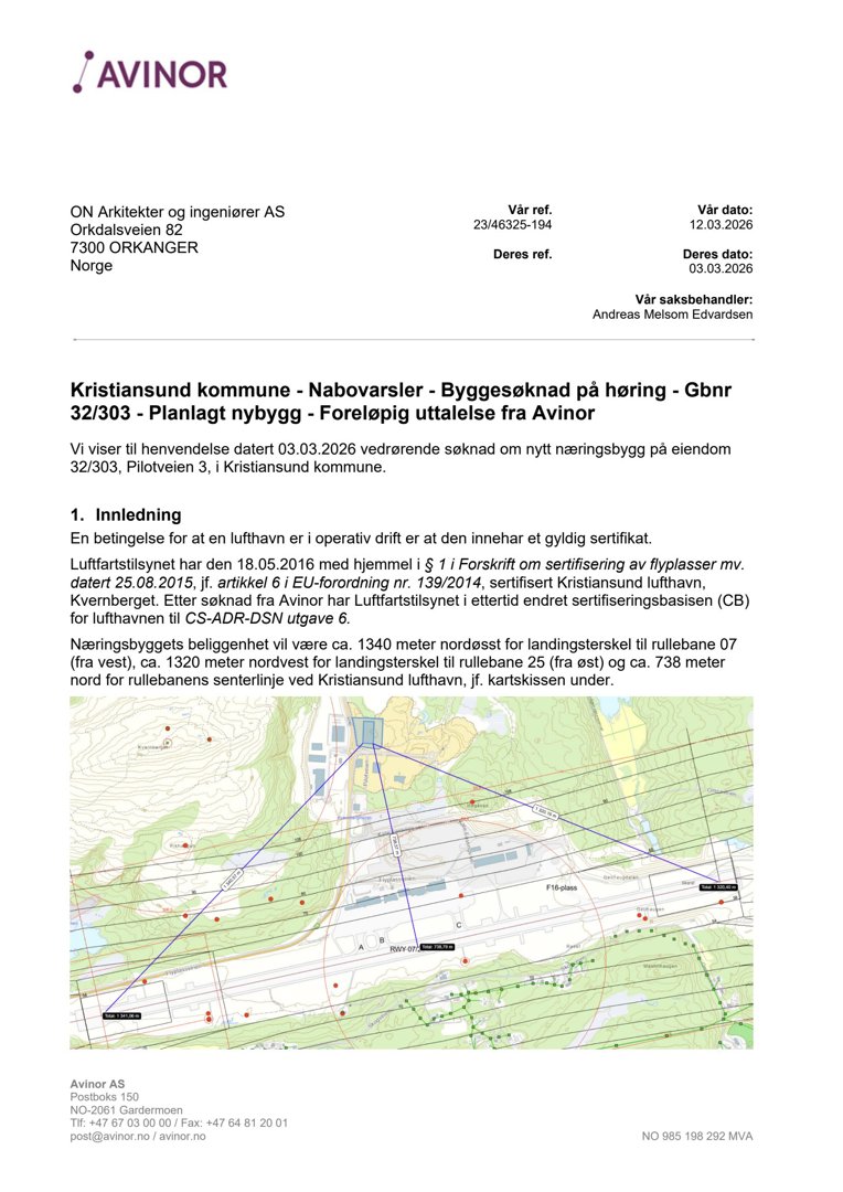 Kart som viser beliggenheten til et planlagt næringsbygg i forhold til Kristiansund lufthavn, inkludert rullebaner og flyplassgrenser.