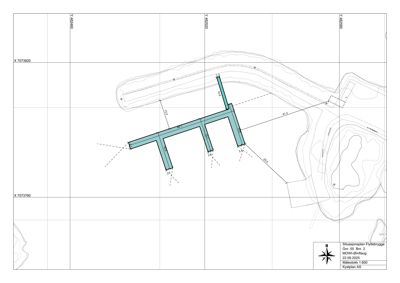 Situasjonsplan som viser bygningens plassering i forhold til terrenget (konturlinjer) og nabolag.