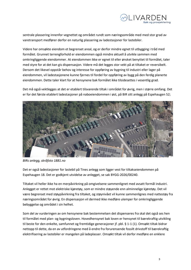 Luftfoto av et ladested med flere lastebiler parkert, med en bygning i forgrunnen.