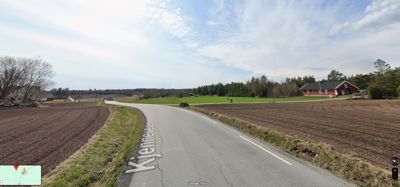 Google Street View-bilde av en vei (Kjenneveien) i et landlig område med en rød gård i bakgrunnen.