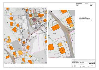 Situasjonsplan som viser tomt, bygninger, vegnett og høydemålerlinjer.