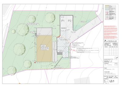 Situasjonsplan som viser bygningens plassering på tomten, tilstøtende veg, og omgivende terreng.
