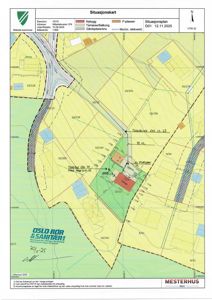 Situasjonskart som viser tomtens grenser, naboeiendommer, veier og planlagt bebyggelse.