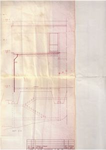 Snittegning (SNITT D-D) som viser bygningens tverrsnitt med høydemål, vinduer og trapp.