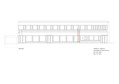 Fasadetegning som viser bygningens utseende sett fra øst (MOT ØST), med vinduer, dører og et rødt trappeløp.
