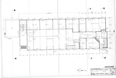 Etasjeplan (1. etasje) med romfordeling, dører, trapper og dimensjoner.