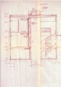 Snittegning (Snitt B-B) som viser bygningens indre oppbygning, romfordeling, trapp og heis gjennom flere etasjer.