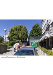 Fotografi av inngangsparti til Teaterkjelleren med bil, trapper og bygninger i bakgrunnen.