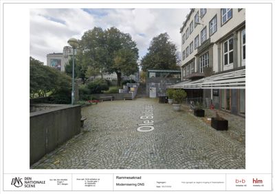 Fotografi av eksisterende bygning og omgivelser (gatenavn 'Ole Bulls gate' synlig på bakken) med informasjon om prosjektet 'Rammesøknad Modernisering DNS' i fotofeltet.