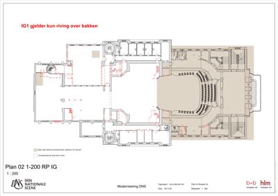 Etasjeplan (Plan 02) for bygningen 'DNS' med røde innmarkeringer som viser rivearbeider over bakken.