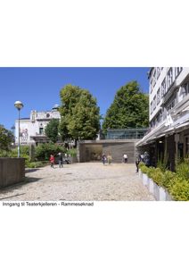 Fotografi av inngangsparti til Teaterkjelleren med omgivende beplantning og nabolag.