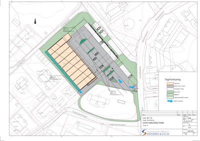 Situasjonsplan som viser tomtens grenser, nabolag, veier og plassering av bygning med parkeringsplasser.