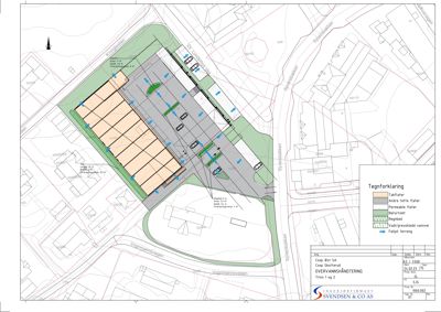 Situasjonsplan som viser tomtens beliggenhet, bygningens plassering, veier, parkeringsplasser og arealbruk.